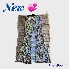 NWT 💕 Novella Royals Janis bells 💕 size L 💕 the cutest paisley print 🥰